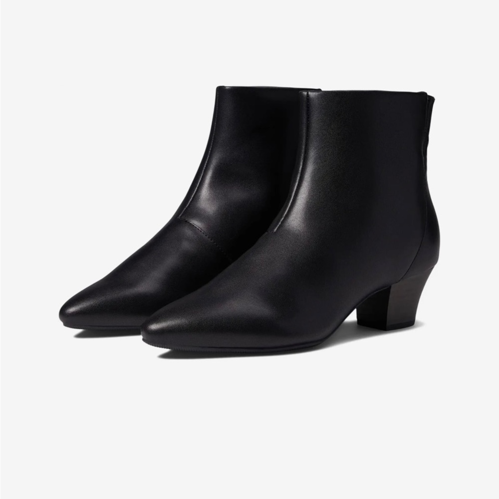 NWT Clarks Women’s Teresa Black Leather Chelsea Ankle Bootie Size 5.5US (35.5EU)